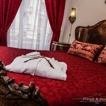 Well Come - Palazzo Reale Hotel Napoli Ngoại thất bức ảnh